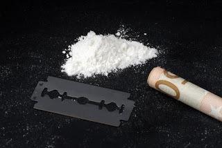 Κοκαΐνη Λεξιλόγιο 'πιάτσας': αναψυκτικό, κοκό, κόκαη κοκαΐνη προέρχεται από την πολτοποίηση των φύλλων του φυτού ερυθρόξυλο κόκα που φύεται στη Νότιο Αµερική.