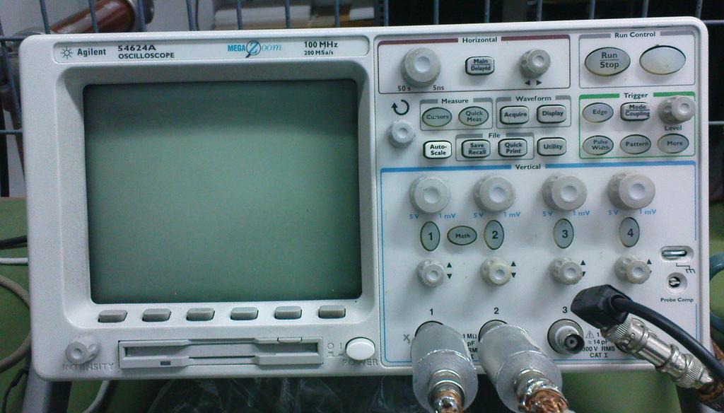 OUTPUT VOLTAGE (kv) OUTPUT CURRENT (ma) 0-125 0-30 2.1.5 ΜΕΤΡΗΤΙΚΕΣ ΙΑΤΑΞΕΙΣ Η µέτρηση του εφαρµοζόµενου τετραγωνικού παλµού γίνεται µε τη βοήθεια αυτοσχέδιου χωρητικού καταµεριστή τάσης (σχήµα 2.