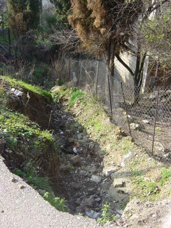 Eπίσης, τα πλευρικά κανάλια των δρόμων αυλάκια πρέπει να διορθωθούν και να διατηρούνται καθαρά ώστε να συλλέγονται ομαλά τα νερά της βροχής.