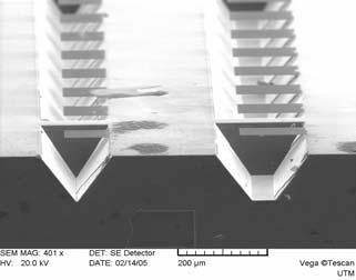 ro) Structurile de microconsole pot fi utilizate in realizarea de microsenzori si micro-actuatori cu aplicatii in diverse domenii: biomedical, biochimic (lab-on a chip) micromanipulare celule bio,