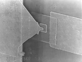 Acest tip de demonstratoare pot fi utilizate in comunicatii si in monitorizarea mediului. Fotografie SEM a modulului receptor integrat microprelucrat pentru 38 GHz si detaliu din zona diodei Schottky.