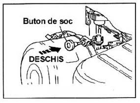 Stergeti cu o carpa combustibilul scurs pe motor inainte de pornirea acestuia. Nu fumati si nu lucrati cu foc deschis in apropierea rezervorului de combustibil.