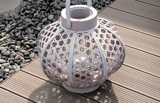 Premeňte teda svoj vonkajší priestor na elegantné miesto! Dosky Terrace sú z materiálu Twinson a sú teda vysoko odolné proti pošmyknutiu, nevznikajú na ich povrchu triesky ani praskliny.