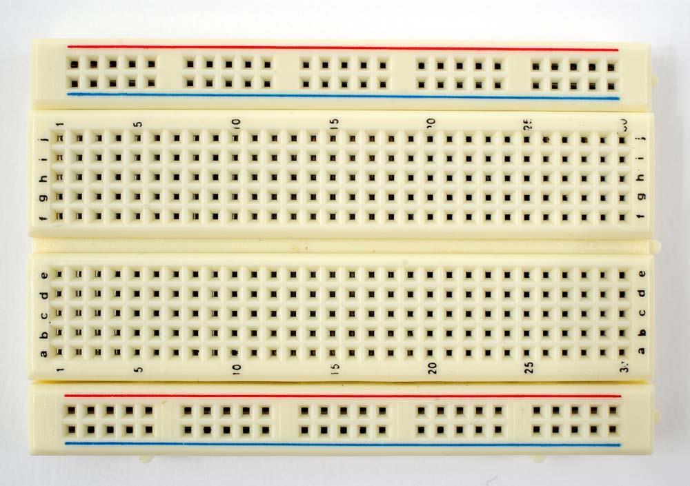 BreadBoard Αποτελεί την βάση πάνω στην οποία θα δομηθεί το ψηφιακό κύκλωμα. Έχει σειρά από οπές που μπορούν να εφαρμοστούν ακίδες ολοκληρωμένων κυκλωμάτων αλλά και καλώδια διασύνδεσης ακίδων.