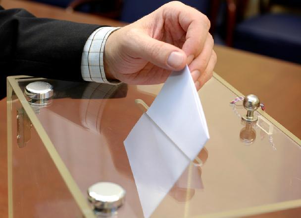 Μέθοδος ψηφοφορίας. Το σύστημα μειώνει τη σύγχυση του ψηφοφόρου και εξαλείφει τις άκυρες ψήφους. Το τερματικό παρουσιάζει στο χρήστη απλό κείμενο, φωτογραφίες των υποψηφίων ακόμη και σύμβολα κομμάτων.