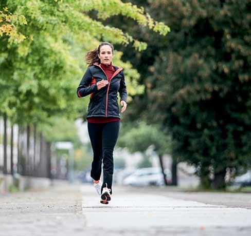 Women s Run Apparel RUNNING 129 GORE RUNNING WEAR ESSENTIAL LADY Hoody Ζεστό και πολύ μαλακό hoodie ιδανικό για το ζέσταμα ή ως κύριο ρούχο στις χειμερινές προπονήσεις σας.