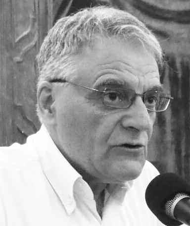 Σάλος έχει προκληθεί από φωτογραφία που είδε το φώς της δημοσιότητας και δείχνει τον αντιδήμαρχο καθημερινότητας του δήμου Φυλής, Μιχάλη Οικονομάκη, να κρατάει ένα όπλο στο χέρι του, μέσα στο