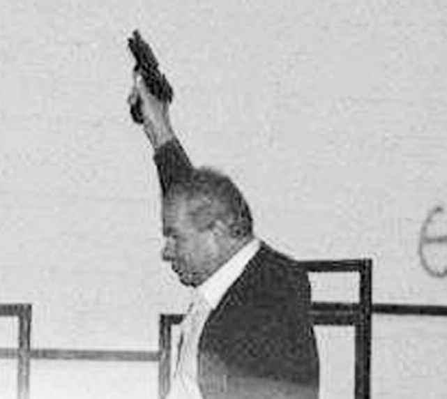 Με αφορμή τη δημοσιοποίηση της υπόθεσης και της φωτογραφίας, ο επικεφαλής της δημοτικής παράταξης «Δύναμης Συμμετοχής» κ. Μπουραϊμης, εξαπέλυσε επίθεση κατά του κ.