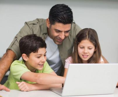 Το internet δίνει δώρα; Ακούτε τα παιδιά σας, 8 και 12 ετών, να μαλώνουν στο σαλόνι. Πηγαίνετε να δείτε τι συμβαίνει και τα βλέπετε μπροστά στον υπολογιστή.