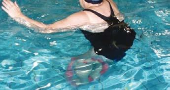 ממאמר שהתפרסם ב- 2009 ב- for Aquatic exercise the treatment of knee and hip osteoarthritis וסקר שישה מאמרים שנמצאו מתאימים לקריטריוני ההכללה של הסקירה, עלה כי בסוף תקופת ההתערבות הטיפולית במים נמצא