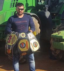 Εταιρικά Νέα Φανατικός της JD και διεθνής kickboxer Ο Ήλειος αγρότης ηµήτρης Μάλιαρης, ένας φανατικός φίλος της τεχνολογίας της JD, µπορεί κάθε χρόνο να καλλιεργεί στην περιοχή των Λεχαινών 1.