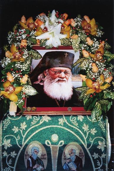 6 Τά λείψανα τοῦ Ἁγ. Λουκᾶ Ἀρχιεπισκόπου Συμφερουπόλεως καί Κριμαίας στήν Ἐνορία μας ὉἉγ. Λ ο υ κ ᾶ ς (1877-1961) γεννήθηκε στό Κέρτς τῆς Κριμαίας ἀπό πατέρα Ρωμαιοκαθολικό καί μητέρα Ὀρθόδοξη.