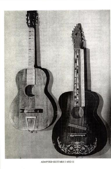 Oι προσαρμοσμένες κιθάρες (Adapted Guitars) Από το 1934 ξεκινάει την προσαρμογή μιας κιθάρας στην ακριβή κλίμακα και το 1945 τροποποιεί μια δεύτερη με κάποιες αλλαγές σε ταστιέρα και τάστα.