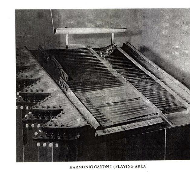 Ο αρμονικός Κανόνας (Harmonic Canon) H αρχική εκδοχή του οργάνου, βασισμένη στα ψαλτήρια όργανα (zither instruments) όπως το κανονάκι, κατασκευάστηκε από τον ίδιο το 1945 στο παν/μιο του Wisconsin.