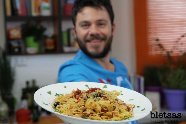 INFO: Η μακαρονάδα πουτανέσκα θεωρείται στην Ιταλία ιερό φαγητό. Οι ίδιοι λένε πως σφραγίζει την μοίρα κάθε Ιταλού.