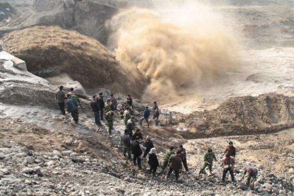 Λιώσιμο & Πλημμύρες Διασώστες ενισχύουνένα φράγμα στον ποταμό Ningjia Για την πρόληψη των ζημιών που προκλήθηκαν από τις πλημμύρες απο τα