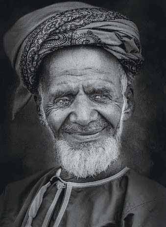 ومنافسة كبار المصورين العمانيين لها العديد من المشاركات داخل الجامعة وخارجها. هاجر البلوشي تتحدث ل» البرزة» عن تجربتها في عالم التصوير المثير.