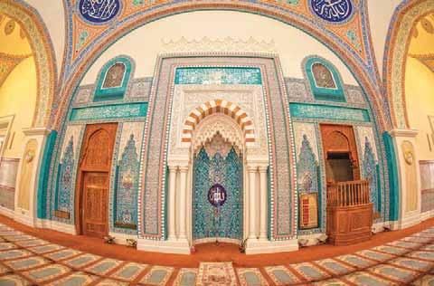 يتميز جامع السلطان سعيد بن تيمور بالعديد من الزخارف اإلسالمية واآليات التي تجعل منه تحفة معمارية رائعة متألألة وقد بدأ العمل في تأسيسه في 21 شوال 1417 ه الموافق 1 مارس 1997 وذلك على النفقة الخاصة