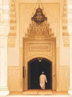 بتخطيطه الراقي ومالمحه الحضارية. وقد اختار حضرة صاحب الجاللة السلطان قابوس بن سعيد المعظم حفظه الله هذه المنطقة المتميزة لبناء هذا الصرح اإلسالمي العظيم.