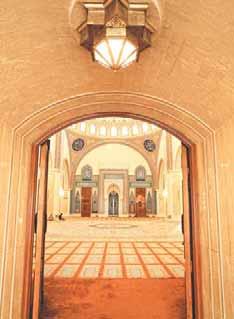 تحفة معمارية يعتبر الجامع تحفة معمارية نادرة حيث تنتشر الزخارف اإلسالمية واآليات القرآنية في جميع أرجائه إضافة إلى تجهيزات اإلضاءة الداخلية والخارجية ويتميز الجامع بطرازه المعماري الفريد حيث يشتمل