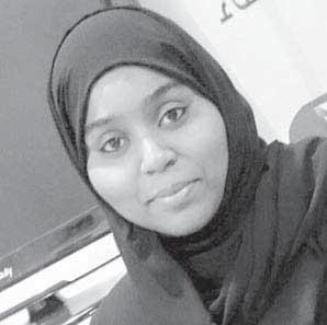 . *سرياء الهنائية طالبة من جامعة السلطان قابوس تؤكد : تصوير السيلفي أصبحت عادة لدى البعض والبعض اآلخر يراها انعكاسا لشخصيته.