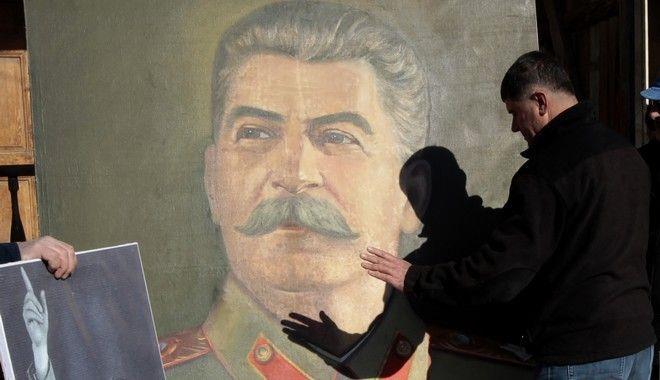 'Οι τελευταίες ημέρες του Στάλιν' Μία εξονυχιστική μελέτη που ξεφεύγει από την απλή εξιστόρηση των γεγονότων και αποτελεί ένα ψυχογράφημα, τόσο του Ιωσήφ Στάλιν, όσο και του καθεστώτος που είχε