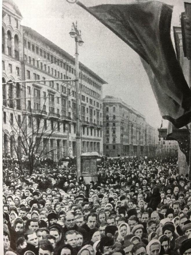 Ένα τεράστιο πλήθος κινείται αργά στην οδό Γκόρκι στο κέντρο της Μόσχας για να δει τη σορό του Στάλιν στην Αίθουσα των Κιόνων.