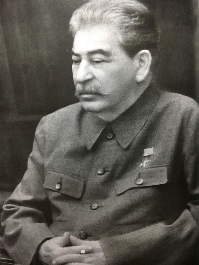 Ο Στάλιν στο Δέκατο Ένατο Συνέδριο του Κόμματος. Φωτογραφίες σαν αυτήν, που δεν τον κολάκευαν, δεν δημοσιεύονταν. Σε πέντε μήνες ο Στάλιν θα ήταν νεκρός.
