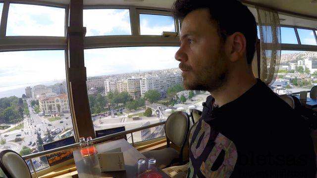 Από εκεί μπορείς να βλέπεις την Θεσσαλονίκη σε 360 μοίρες καθώς στην διάρκεια μιας ώρας η καφετέρια κάνει