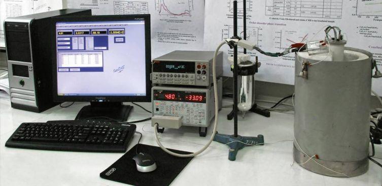 unde E este energia de activare pentru reorientare (relaxare) şi τ 0 este factorul de frecvenţă. Aceste mărimi caracterizează procesul de relaxare şi se pot calcula astfel.