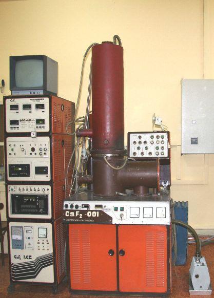 Figura II.1.4. Instalaţia Bridgman de creştere a cristalelor. Cristale de de diferite diametre. 2000 C, în vid de 10 3 torr, rezistenţa consumând în acest caz o putere electrică de 8kW.