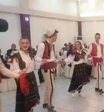 Falë këmbënguljes të kryetarit, por edhe mbështetjes të mundësorëve, një grup prej 25 vete, drejtues dhe ak vist të shoqatës, valltarë, kёngёtarё dhe ar stë, pёrfaqёsuan denjësisht Du- VEPRIMTARI