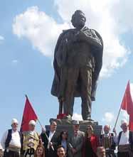 Pas një ceremonie të zhvilluar në qendër të qyte t, ne patëm koha dhe rast të ndjenim zhurmën dhe mikpritjen e kë j qyte plot jeta Pasdite programi vijoi me një veprimtari përkuj more në varrezat