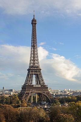 Πύργος του Άιφελ Ο πύργος του Άιφελ (γαλλικά: La Tour Eiffel) είναι το σήμα κατατεθέν της πόλης του Παρισιού. Κατασκευάστηκε το 1889 από τον μηχανικό Γουστάβο Άιφελ.