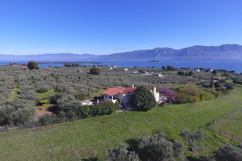 Βίλα στην βόρειο Εύβοια κοντά στα Λιχαδονήσια Στο βορειοδυτικό τομέα της Εύβοιας κοντά στα Λιχαδονήσια, διατίθεται προς πώληση βίλα με συνολικό εμβαδόν 250 τ.μ. και εκπληκτική θέα θαλάσσης.