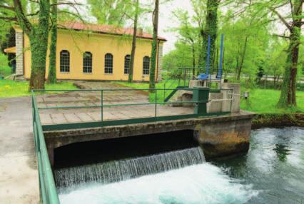 OD RIMSKIH VODOVODOV DO RANDACCIA Že v drugem stoletju pred našim štetjem je Trst prejemal vodo iz dveh vodovodov, ki so ju zgradili Rimljani. Še danes so v dolini Glinšč ice vidni njuni ostanki.