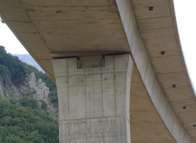 Τα βάθρα θεμελιώνονται σε ομάδες πασσάλων και σε επιφανειακού τύπου θεμελιώσεις ανάλογα με τις εδαφικές συνθήκες που επικρατούν στην περιοχή θεμελίωσής τους.