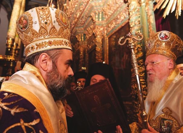 Ανακοίνωση της Ιεράς Αρχιεπισκοπής αναφέρει ότι οι πιστοί «πήραν μαζί τους όλα τα αναγκαία όπως παραγγέλλει η εορτή, πρόσφορα, κόλλυβα, αλλά και ανθοδέσμες από βασιλικό».