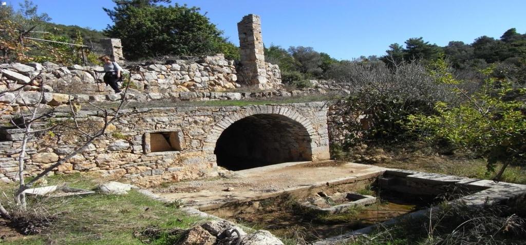 μετόχι της Νέας Μονής με τις πετρόχτιστες φουντάνες) και καταλήγει στον Λιμένα Μεστών. (Φωτ. 8. «Άρωμα μαστίχας») 9.