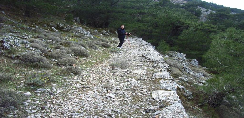 (Φωτ. 11. «Για τον Ανάβατο») 12. Ασκητικές στράτες Γύρω από την Νέα Μονή έχει αναπτυχθεί μια κυκλική διαδρομή μήκους περίπου 13,2 χλμ.