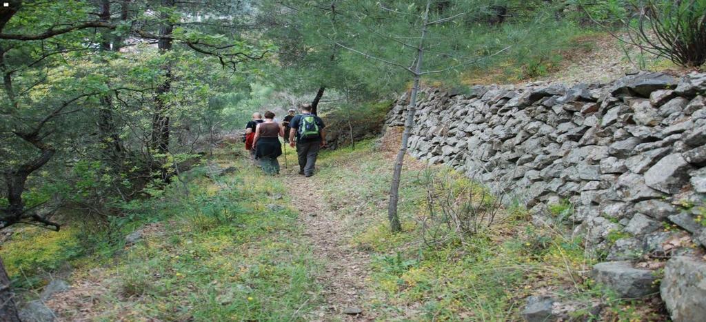 Κεράμου καθώς και 40 στοές αλλά και αρκετά μονοπάτια των μεταλλωρύχων. (Φωτ. 14. «Μεταλλεία Αντιμονίου Κεράμου») 15.