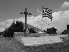 Το µνηµείο της ραµπάλας, από το οποίο λείπει πλάκα µε τα ονόµατα των πεσόντων στη οµώνυµη µάχη. Από το µνηµείο πεσόντων απουσιάζουν και άλλα ονόµατα.