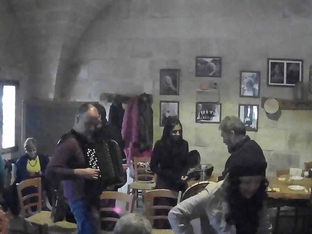 Εικόνα 5. Πρόβα των Encardia με τη Vilani. Το μεσημέρι κατέφθασαν στη μασσερία ο Giovanni Avantaggiato με τη γυναίκα του.