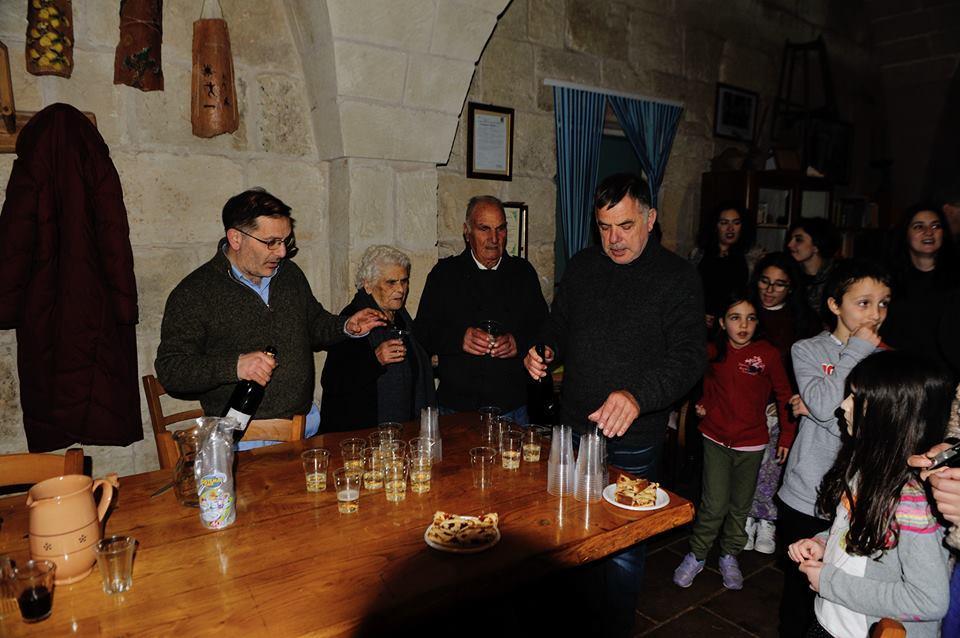 απόμακρη συμπεριφορά. Υποθέτω πως το γεγονός αυτό ίσως να έχει σχέση με την προχωρημένη ηλικία του, καθώς στα νιάτα του έκανε συναυλίες όχι μόνο στο Σαλέντο αλλά και στην Ευρώπη (Avantaggiato, προσ.