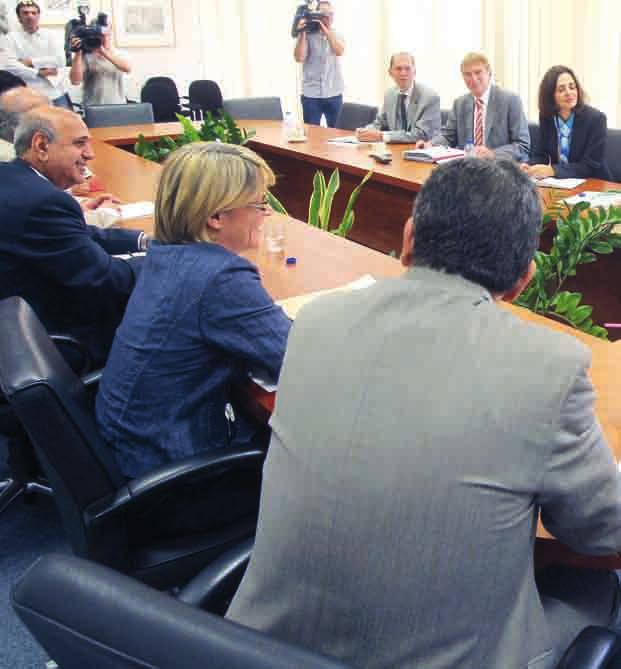 Teen κορίτσια με στρόφιγγες