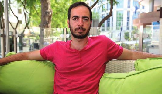 υποστηρίζουν αντίπαλες ποδοσφαιρικές ομάδες. όγδοη χρονιά.