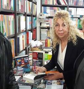 τις σελίδες. Η επιθυμία της να μιλήσει στις μάνες. Σε κείνες τις μάνες που αποφασίζουν να κλείσουν τα μάτια και τα αυτιά στο δράμα του παιδιού τους.
