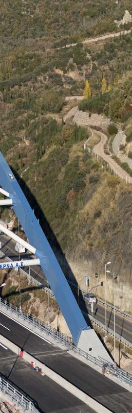 ΠΕΡΙΓΡΑΦΗ Η Τοξωτή Γέφυρα Τσακώνας ήταν το τελευταίο τμήμα προς παράδοση, στο τμήμα Παραδείσια - Τσάκωνα, στον Αυτοκινητόδρομο Α7 - Μορέας (Τρίπολη - Καλαμάτα), που κατασκευάστηκε από το Δημόσιο με