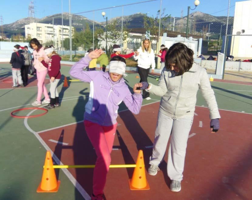 Βιωματικές Δραστηριότητες (16/19) 16 η Δραστηριότητα: «Τυφλή Εμπιστοσύνη» (5 ο Δημ. Σχολ. Χολαργού) 1. Χωριζόμαστε σε ομάδες των 2 μελών 2.