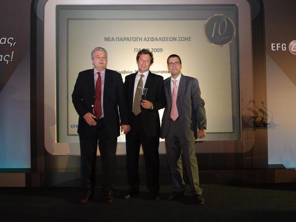 3 ο Βραβείο «Νζα Παραγωγι Αςφαλίςεων Ζωισ 2009» Ο κοσ Νίκοσ Παναγιωτάκθσ εκπρόςωποσ τθσ Mega Insurance Brokers ΑΕ παραλαμβάνει από τον κο Ηλία